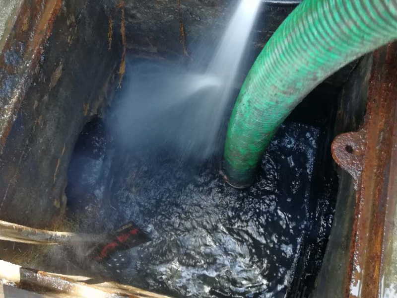 龙岗中心城疏通下水道